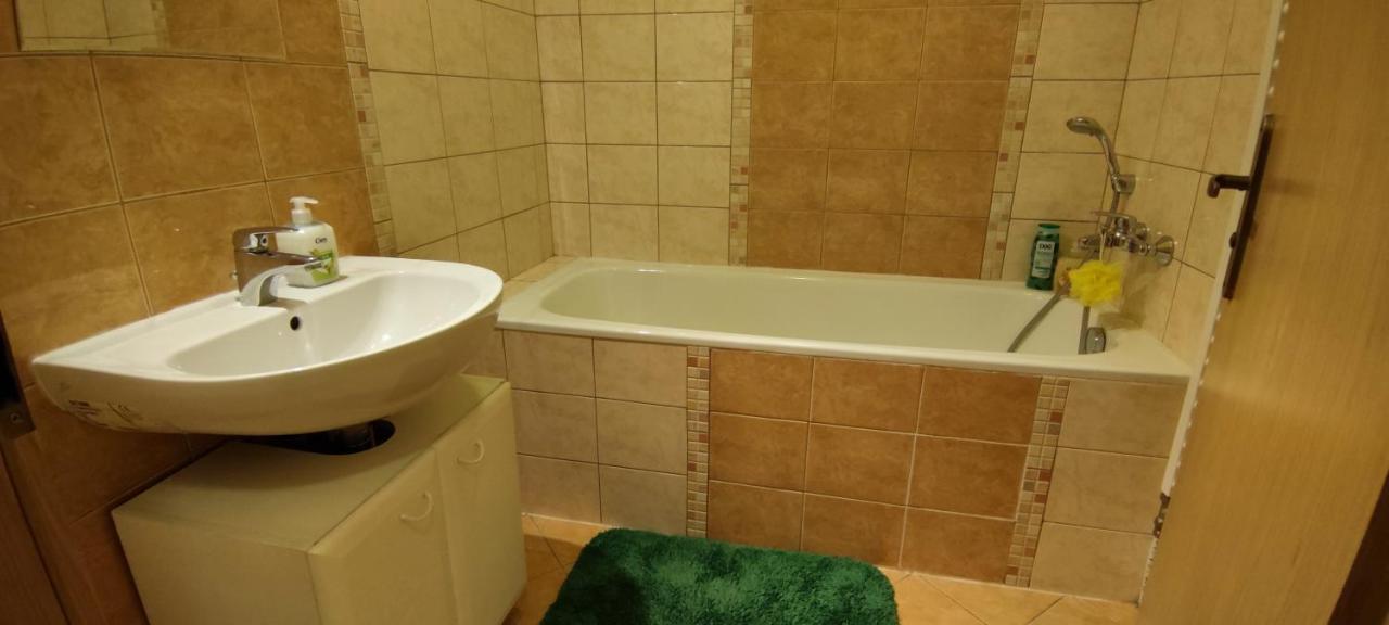 2 Izbovy Byt 60M2 V Centre Na Bakossovej, 24H Self Checkin Apartment Banska Bystrica Exterior photo